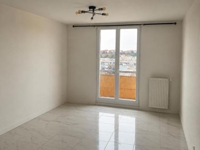 À deux pas de la gare routière – Agréable T2 avec balcon au 7? étage avec ascenseur