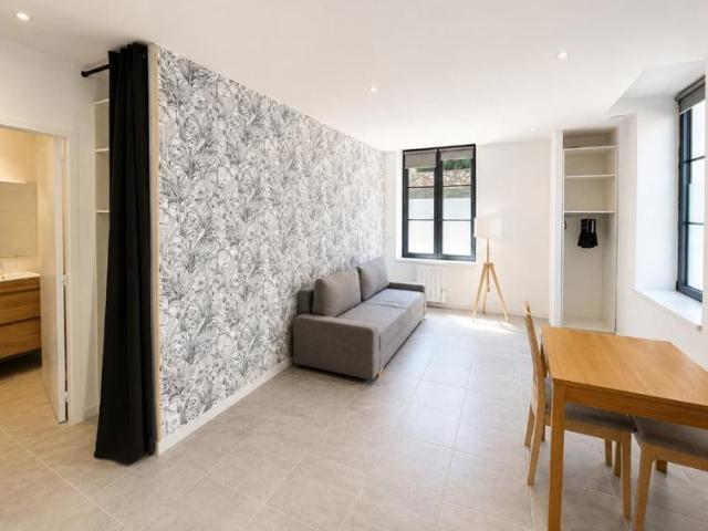 A deux pas de la place Bellevue, du CHU et de toutes commodités: studio neuf