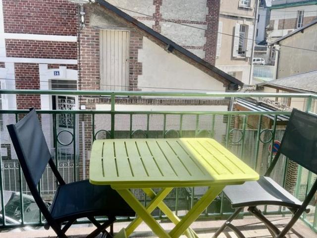A DEUX PAS DES QUAIS