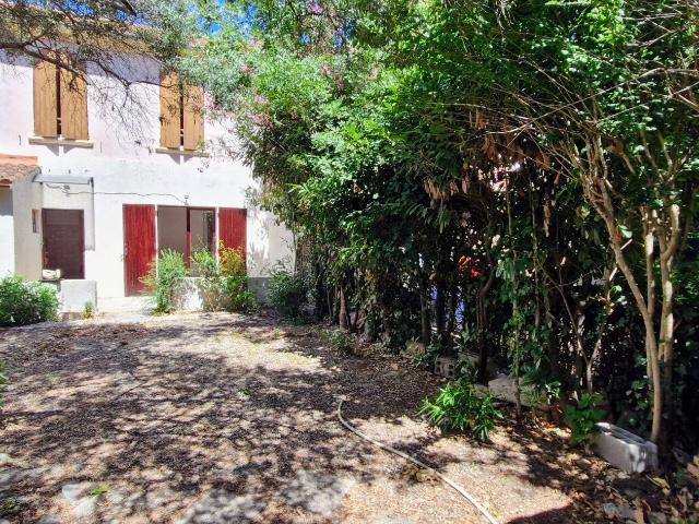 A DEUX PAS DES REMPARTS, AU CALME, BELLE MAISON DE VILLE AVEC JA