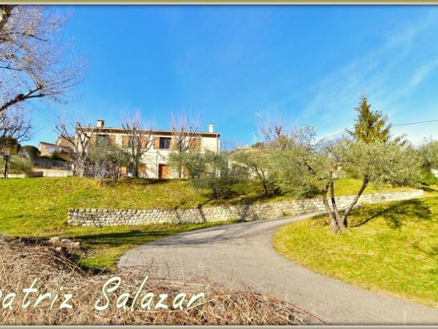 A Digne les Bains, grande maison familiale de 215 m², 9 pièces, double garage, abri camping car, cave, dépendances sur un terrain de 4891 m²