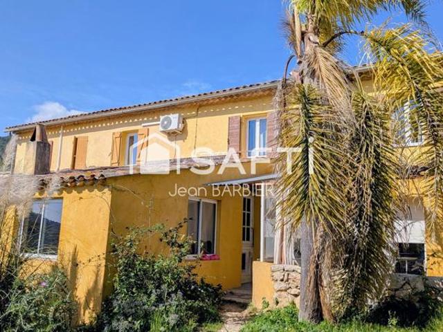A dix minutes du port de Sanary, secteur du Lancon, rare ensemble immobilier composé de trois logements sur 1800m² de terrain