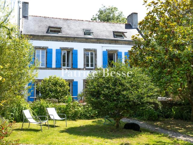 À Douarnenez, à 500 m du littoral, un ensemble rural rénové. 381m² Douarnenez