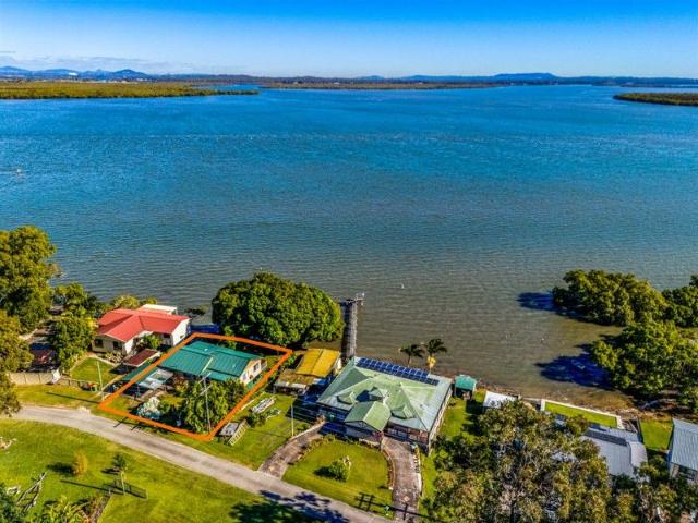 $749,950 Your Dreamy Waterfront Haven Awaits.