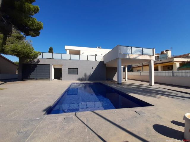 A estrenar! Impresionante Chalet independiente a 4 vientos proximo al mar!