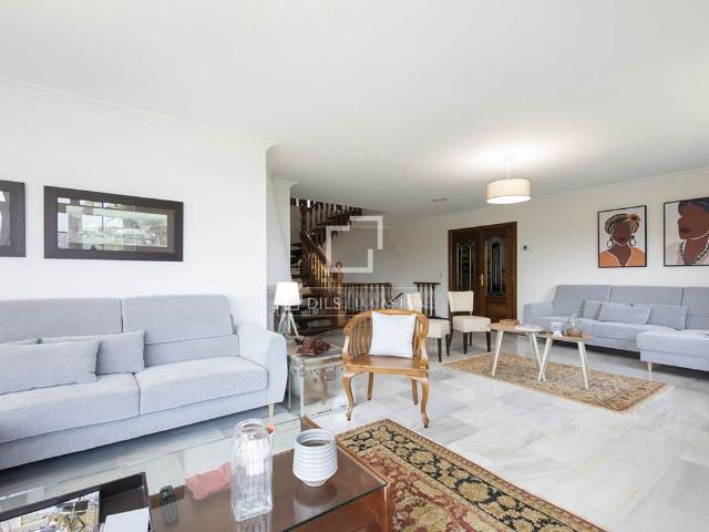A fantastic well built villa for short term let offering 8 bedrooms, a good layout, lovely views and a large plot in Donas Gondomar, Pontevedra