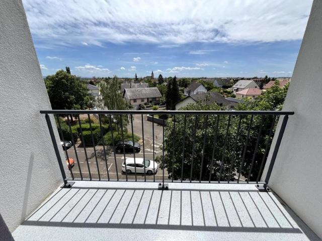 A Fessenheim, au 3? et dernier étage d'une résidence bien située, découvrez cet appartement lumineux de 68 m² avec deux balcons et cave