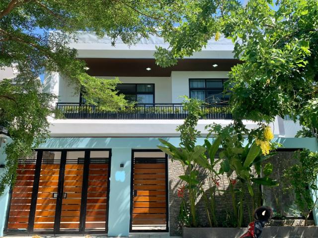 5 Bedrooms house located in a quiet residential neighborhood