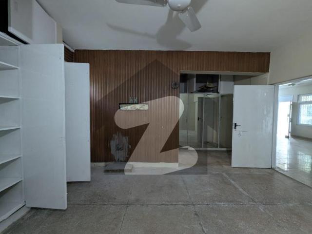 A Flat Of 10 Marla Flat Available For Rent Askari 1
