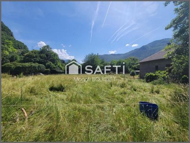 A Fronsac Terrain constructible de 737m², plat et clos sur trois côtes et vue sur les montagnes