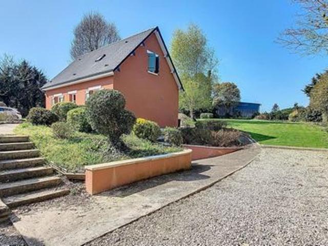 Maison 3 chambres sur sous sol et bâtiment ancien. Beau jardin 2500 m²