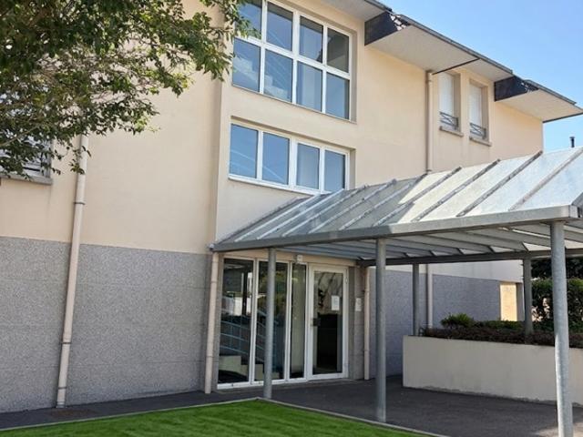 A GEVEZE APPARTEMENT LUMINEUX EN REZ DE CHAUSSEE AVEC GARA