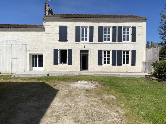 À Gimeux, très belle maison charentaise rénové, dans un village en location 970 € par mois