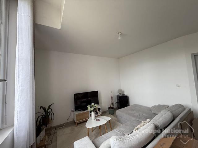 A GOINCOURT: T2 DANS UN CHATEAU