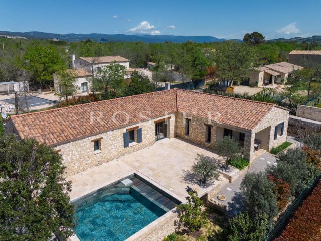 A Gordes, maison en pierre avec piscine et garage dans quart. 149m² Gordes