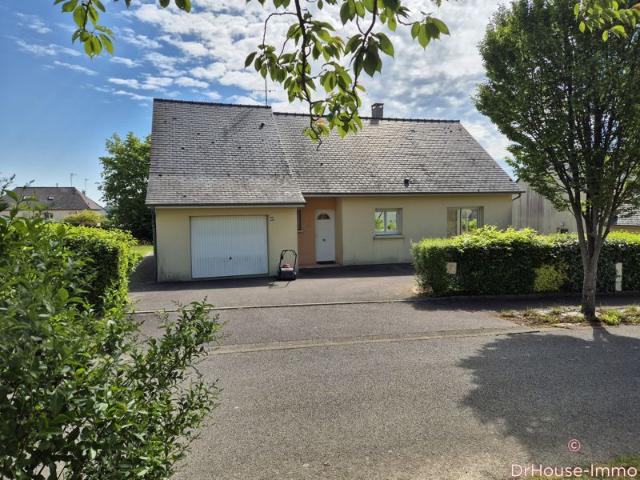 A GORRON, pavillon de plain pied, proche des commerces, 2 chambres avec jardin et garage
