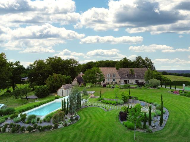 A Goulles, 15 min d'Argentat, à vendre Maison de caractère d. 232m² Goulles