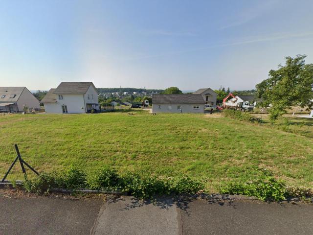 À Grand Charmont, terrain plat de 553 m², situé dans un secteur calme et résidentiel, à proximité de toutes les commodités et des grands axes