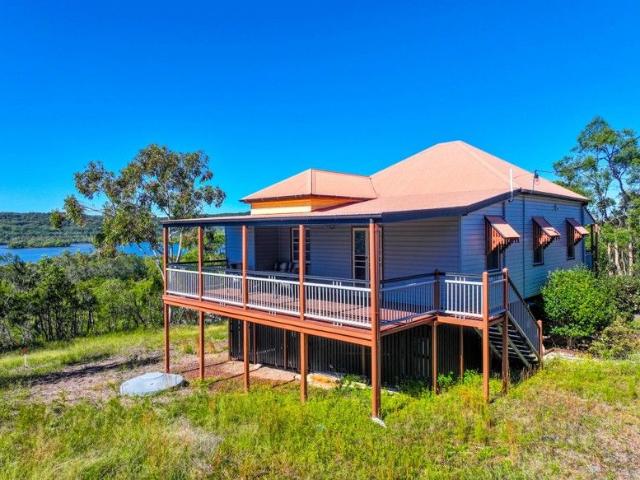 A Grand Queenslander with Stradbroke Views