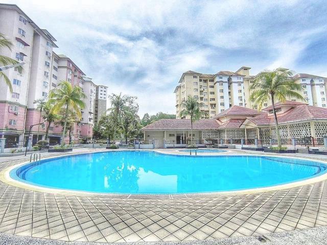 A Home in a Prime Location Near LRT Amenities and Easy Acess