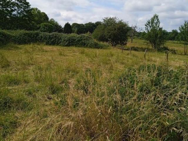 A la campagne, vends beau terrain à bâtir de 2424m². Secteur Bletterans