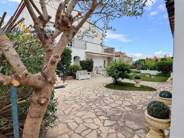 A La Ciotat Maison avec Vue Mer Exceptionnelle Double Garage et dépendances