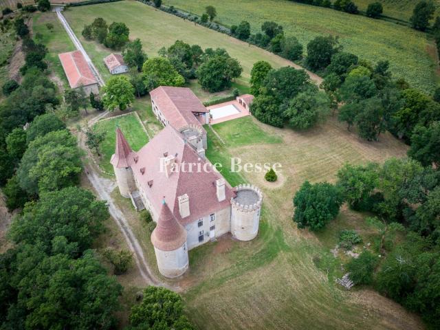 À la lisière d'un village du Lauragais, un château médiéval. 1800m² Toulouse