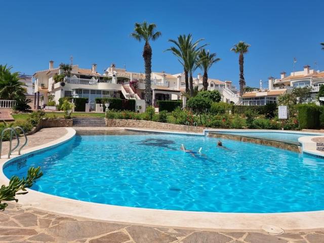 A la venta este precioso apartamento en el idílico residenci. 68m² Torrevieja