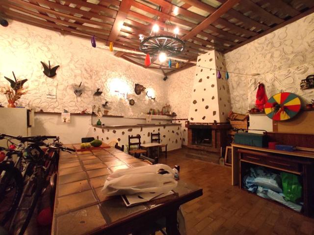A la venta gran local céntrico en Balmaseda, dividido en garaje y txoko con chimenea y aseo