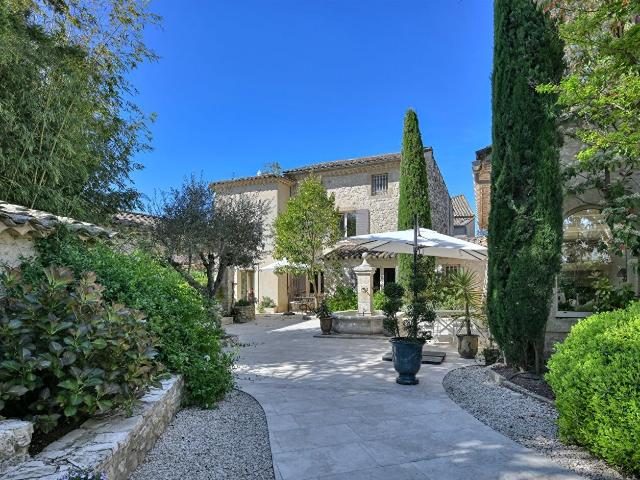 A l'abri d'un village au charme intact, í quelques minutes d. 360m² Uzès