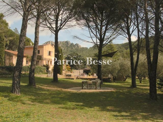 À l'abri des regards, proche de Brignoles et des villages du. 276m² Brignoles