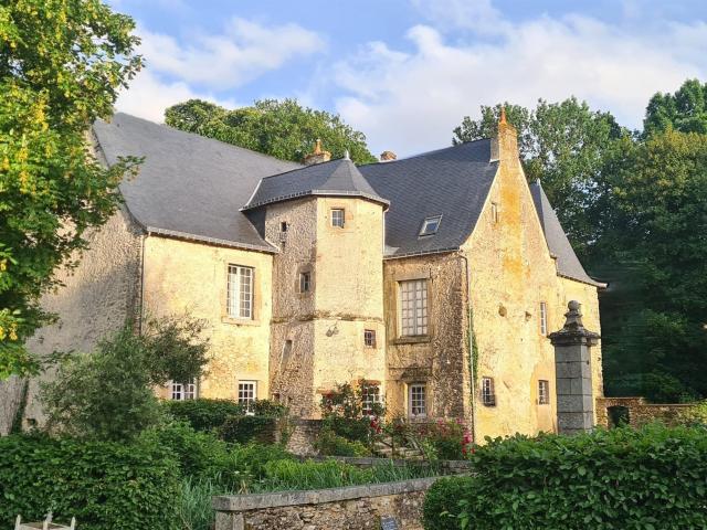 A Laval 53, Exceptionnel Manoir Des XVème, XVIème et XVIIè. 600m² Laval