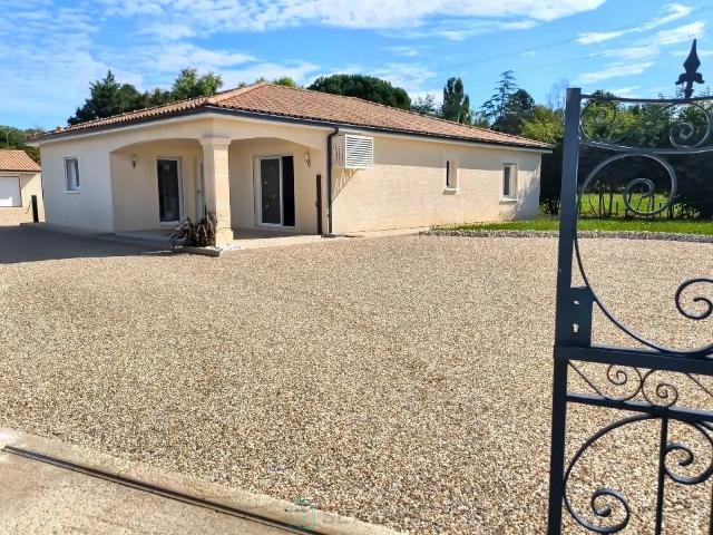 A L'Est de BERGERAC, MAISON DE 2021 AVEC DOUBLE GARAGE ET GRAND JARDIN