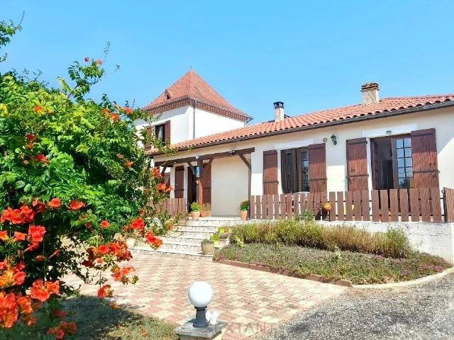 A L'EST DE BERGERAC, MAISON TRADITIONNELLE DANS UN CADRE PRIVILEGIE