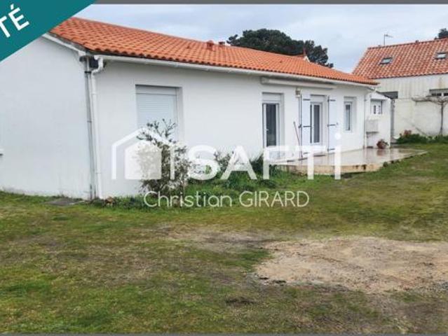 A l'Epine, je vous invite à visiter cette maison de 85 m2 environ, dans une propriété de 551m2 à deux cents mètres de la plage