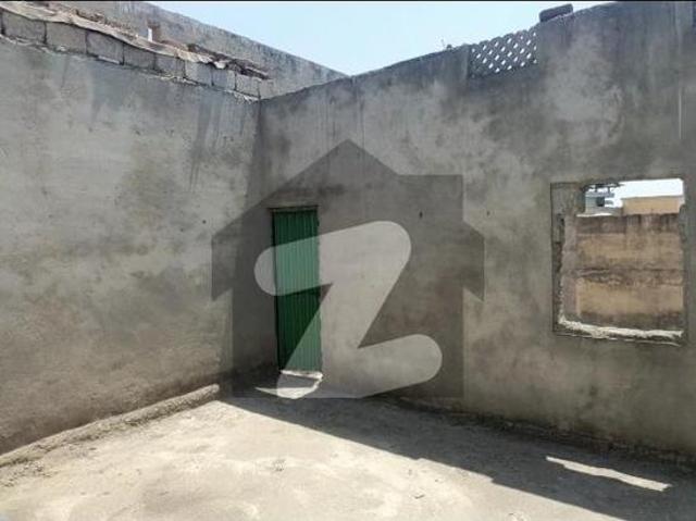 A liveable / Demolishable 6.5 marla house available for sale in 1.25 crore New Lalazar