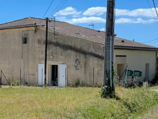 A LOUER MAISON AVEC JARDIN À 800 METRES DU BOURG DE BERSON