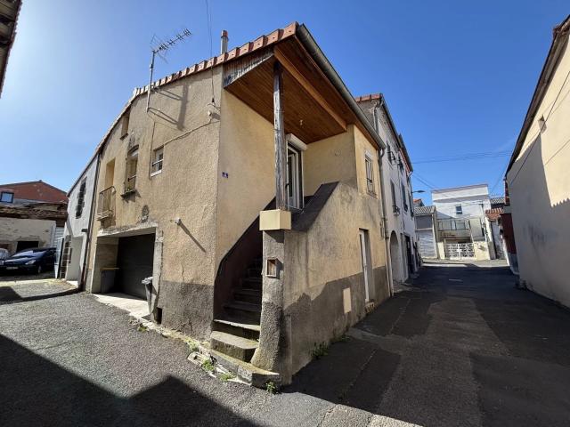 A LOUER: Maison de ville, 2 chambres, garage
