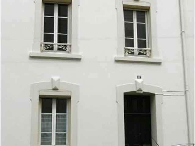 A LOUER MAISON DE VILLE EN PLEIN CENTRE