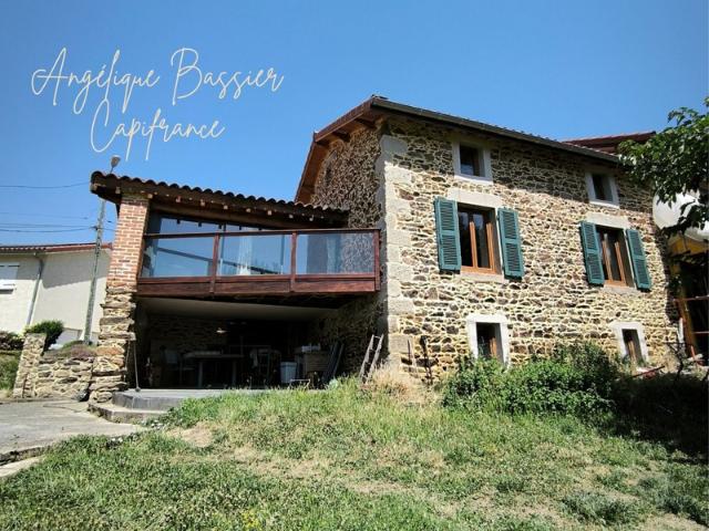 À louer – Maison en pierre rénovée meublée avec terrain – Saint Romain en Jarez