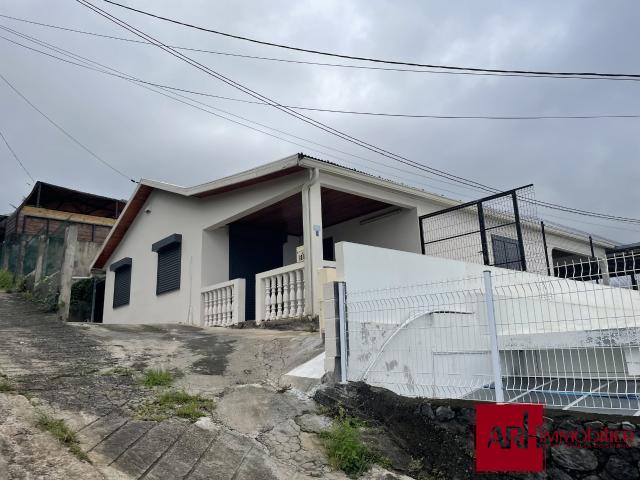 A LOUER MAISON F4/F5 BDN ST PAUL AVEC GRAND ESPACE EXTERIEUR