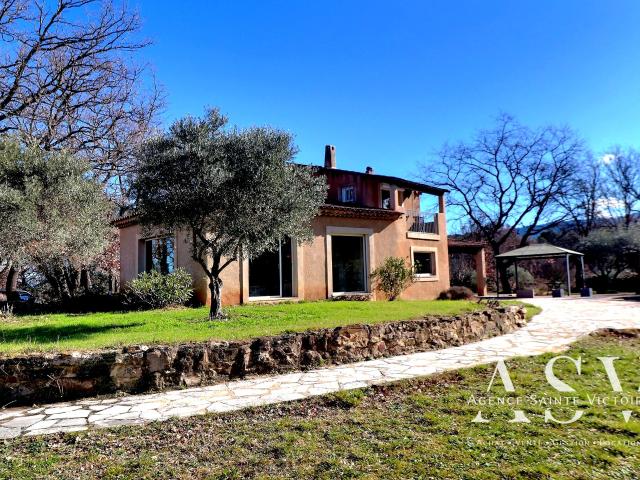 A louer maison familiale de type 6 Sur un terrain arboré d'1,5 hectares Avec pisicne