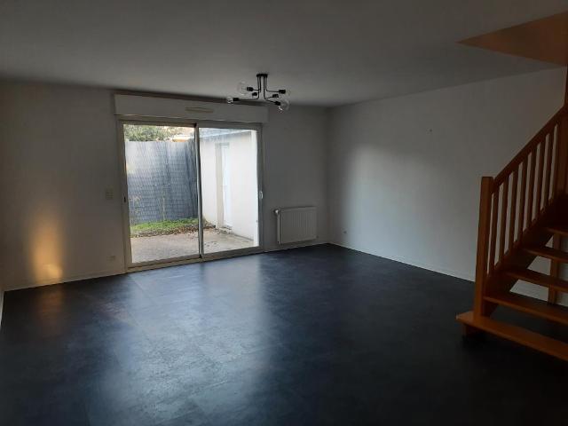 À louer – Maison individuelle 5 pièces – 81,34 m² avec cour extérieure, remise et 2 emplacements de stationnement privés