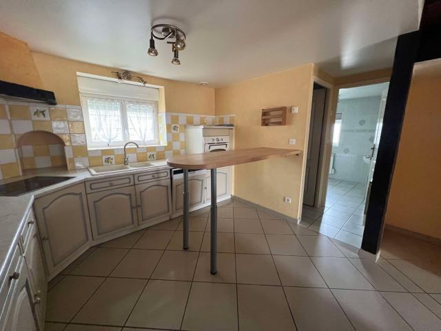 À louer Maison mitoyenne 1 côté, 3 pièces située à Quinssaines 03380