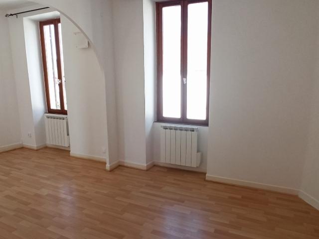 À louer Maison mitoyenne 1 côté, 4 pièces située à Montluçon 03100