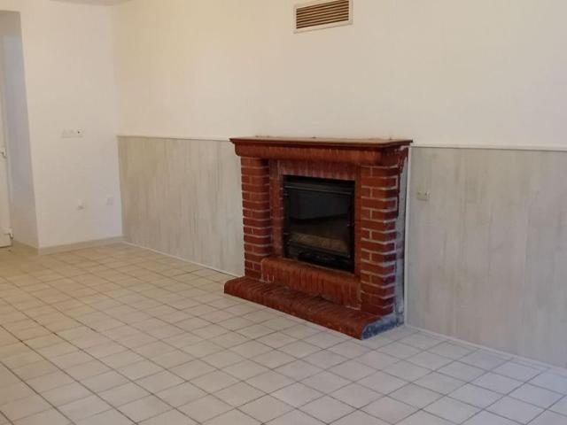 A LOUER Maison mitoyenne de plain pied comprenant: entrée, salon, séjour avec cheminée ins.