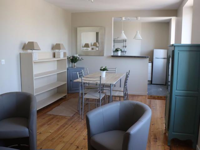 A LOUER MEUBLE A L ANNEE: appartement T4 79 m² à AGON COUTAINVILLE
