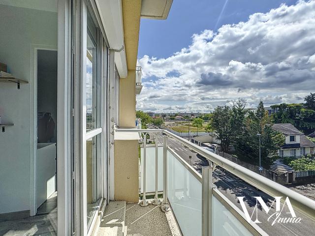 À Louer Meublé Appartement T3 lumineux de 66 m2 Traversant avec balcon, cave et parking fermé