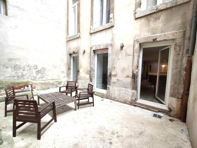 À louer meublé – Marseille 1er – Studio de 51 m² avec cour privative de 25 m²
