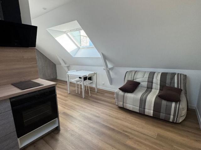 À LOUER MEUBLÉ REFAIT À NEUF LORIENT 25,93m2 au sol rue Duliscouet